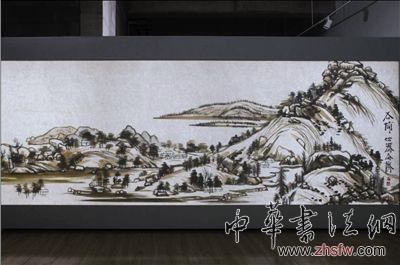 从正面（左图）看，徐冰的作品像一幅中国传统山水画，但是从背面（右图）看，则是用干枯植物、麻丝等现成物组成的。