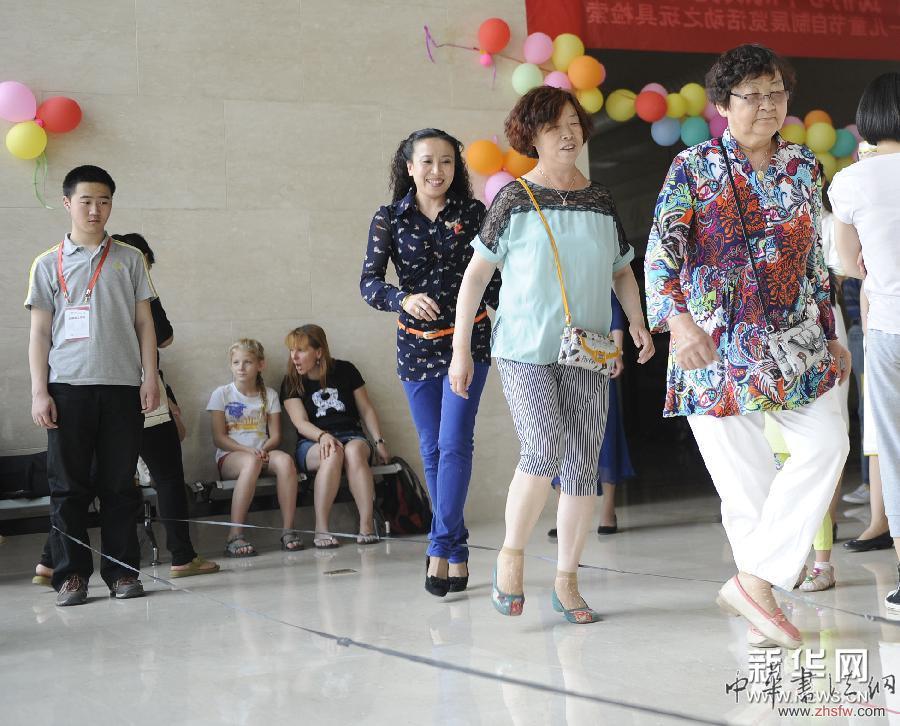 （晚报）（3）呼和浩特：博物院里庆“六一”