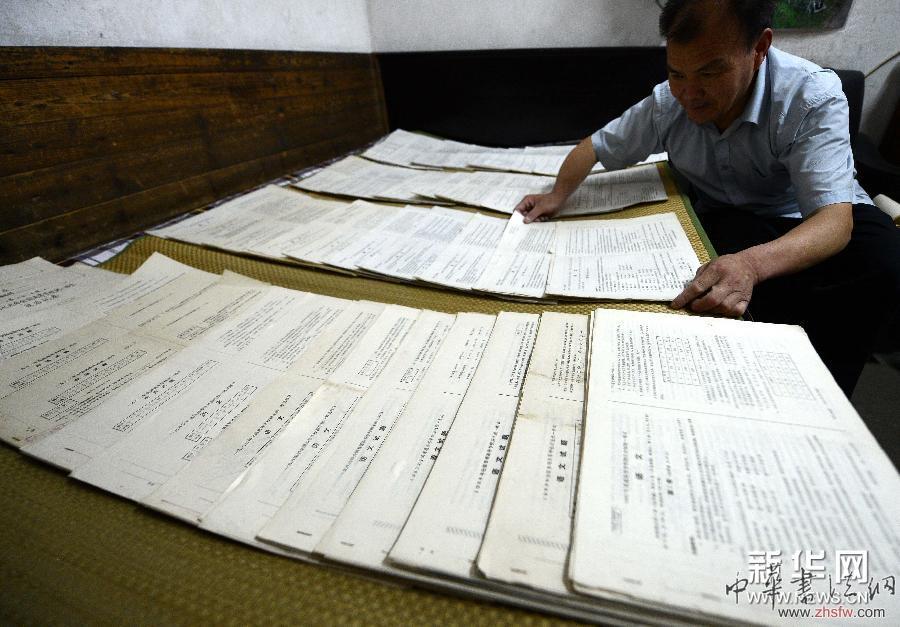 （社会）（4）南昌六旬老人收藏36载高考卷