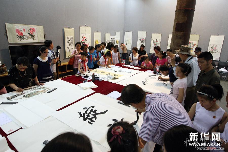 #（晚报）（1）北京小学生与书画艺术家同场挥毫泼墨