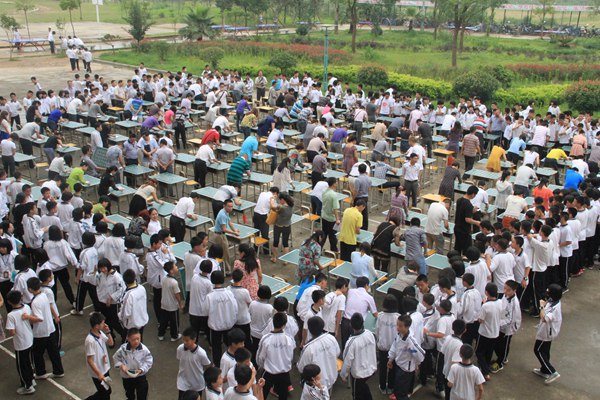 《书法报·硬笔书法》执行主编严海南为宁化城东中学揭牌