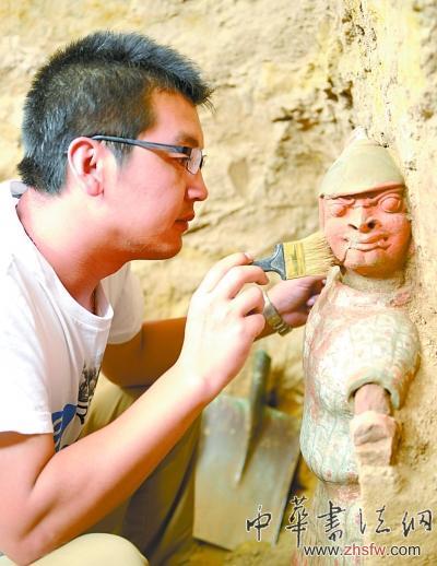 山西大同发现北魏石椁墓 出土彩陶随葬品