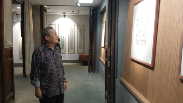 书法报社首任社长孙方观展