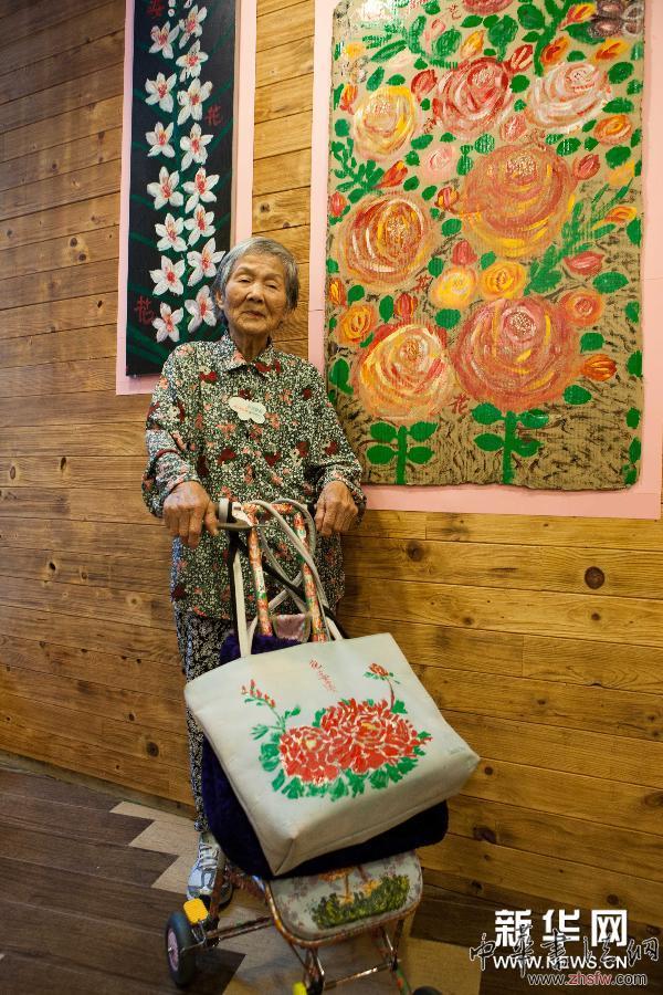 （晚报）（2）废弃物上的缤纷世界——香港八旬婆婆举办个人画展 