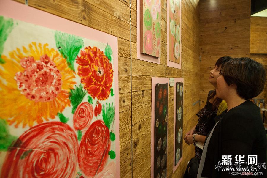 （晚报）（1）废弃物上的缤纷世界——香港八旬婆婆举办个人画展 