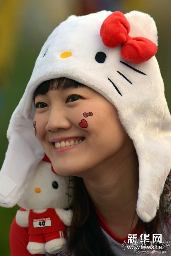 （体育）（6）新加坡举行“凯蒂猫跑” 庆祝凯蒂猫40岁生日