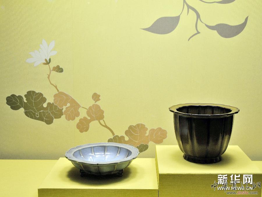 台北故宫推出“瓶盆风华——明清花器特展” 组图