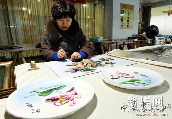 （晚报）辛集皮贴画：拼出五彩斑斓大世界