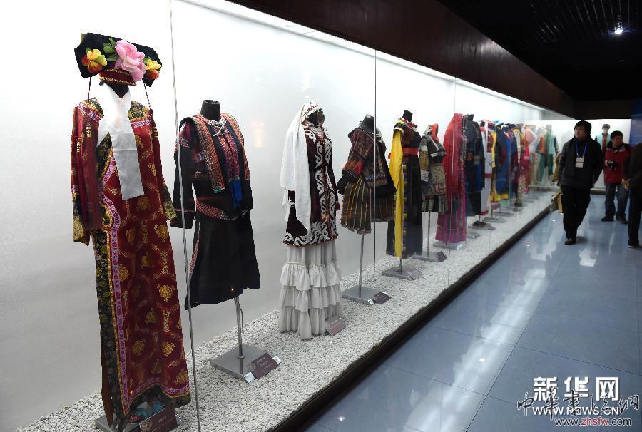 （晚报）（1）民族织锦、服饰汇展南京