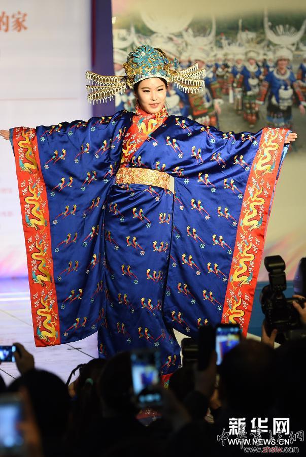 （晚报）（4）民族织锦、服饰汇展南京