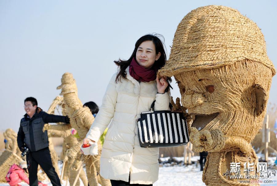 #（晚报）（2）天津七里海冰雪稻草人节开幕