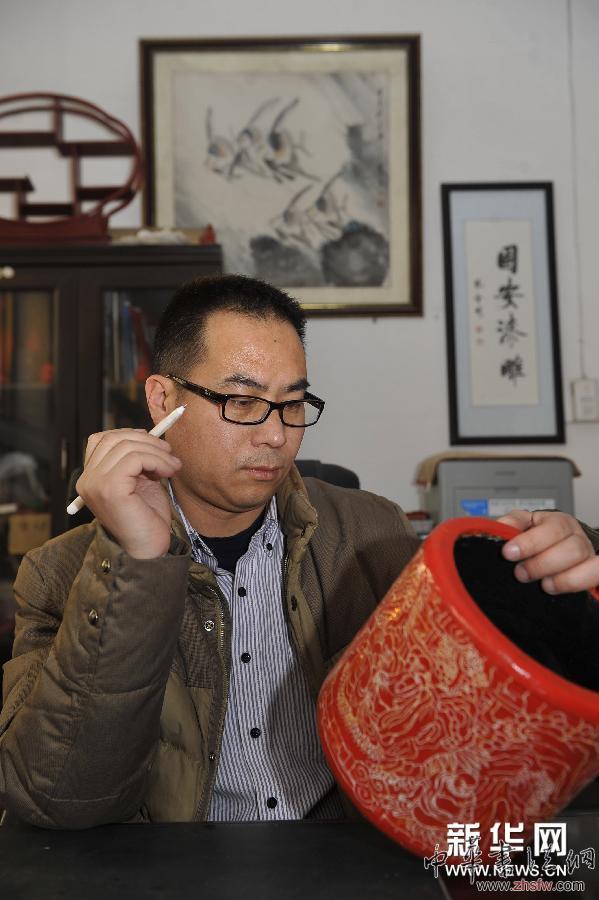 （新华网）（5）“雕漆”工艺品是怎样做成的
