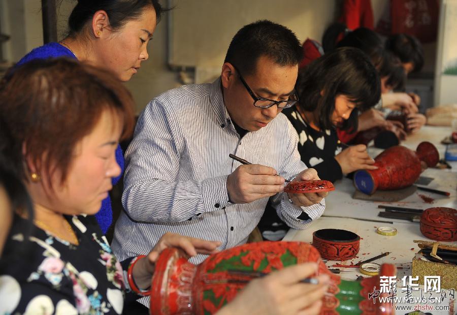 （新华网）（3）“雕漆”工艺品是怎样做成的