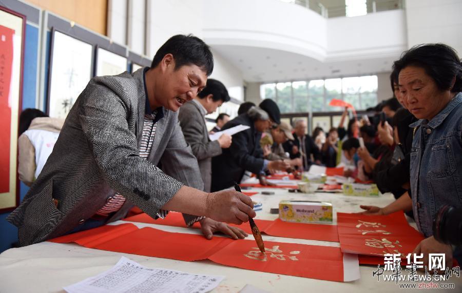 （晚报）（1）广东农民书法家举办作品展