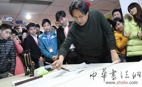 齐白石嫡传弟子王东风莅临东方收藏合肥分部 现场挥墨画虾