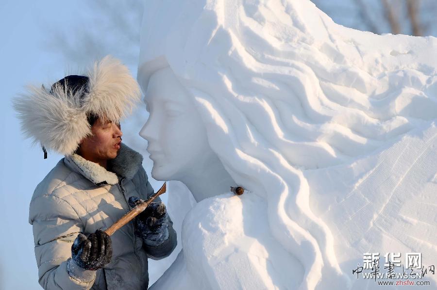 （社会）（1）哈尔滨：太阳岛雪博会雪雕“整容补妆”
