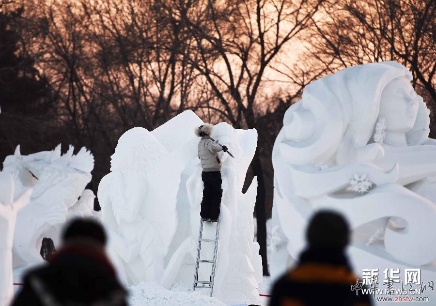 （社会）（3）哈尔滨：太阳岛雪博会雪雕“整容补妆”