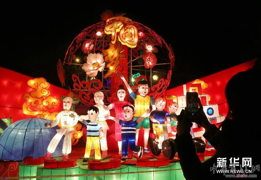 （晚报）北戴河千盏花灯流光溢彩