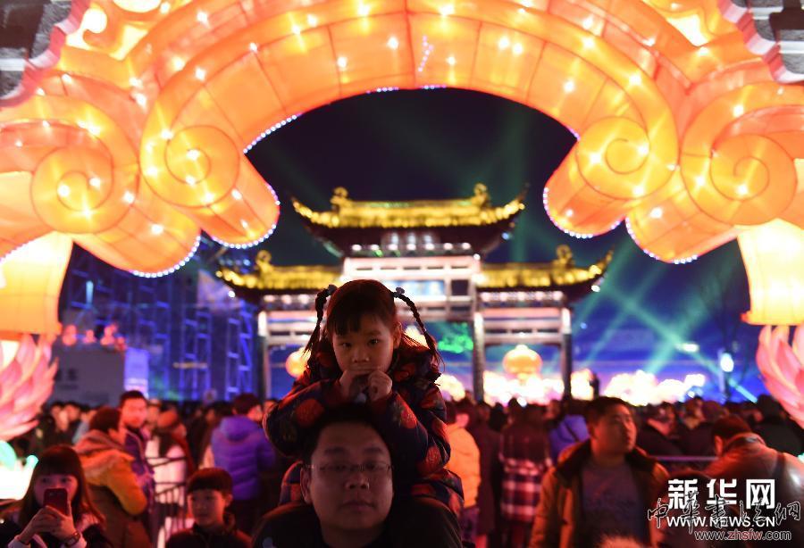 （晚报）（1）南京秦淮灯会亮灯