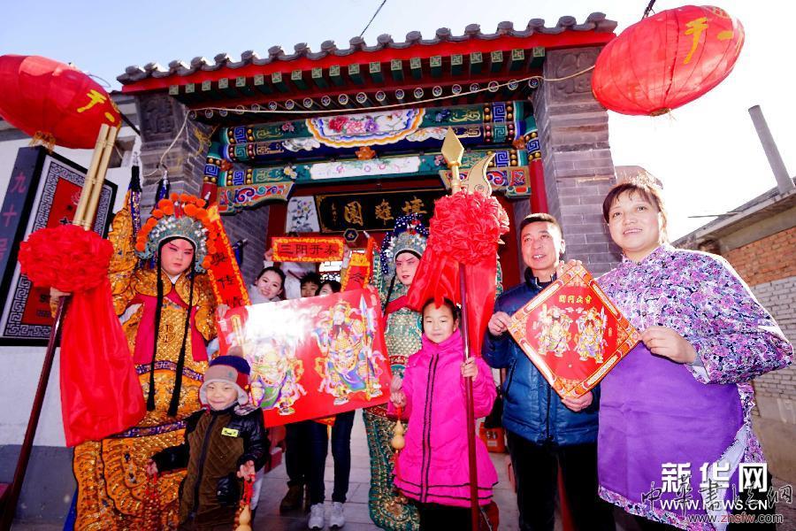 （社会）（2）北京延庆：贴“门神”迎春节
