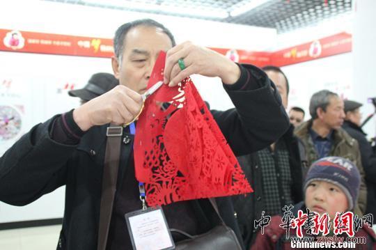 第五届中国剪纸艺术节开幕冬奥题材成特色