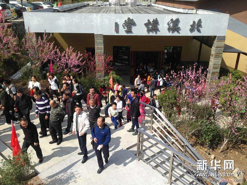 参观书画展的观众。