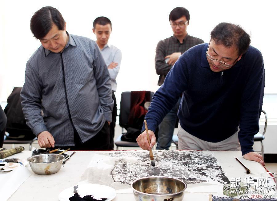 （新华网）（1）北京美术家送画下乡