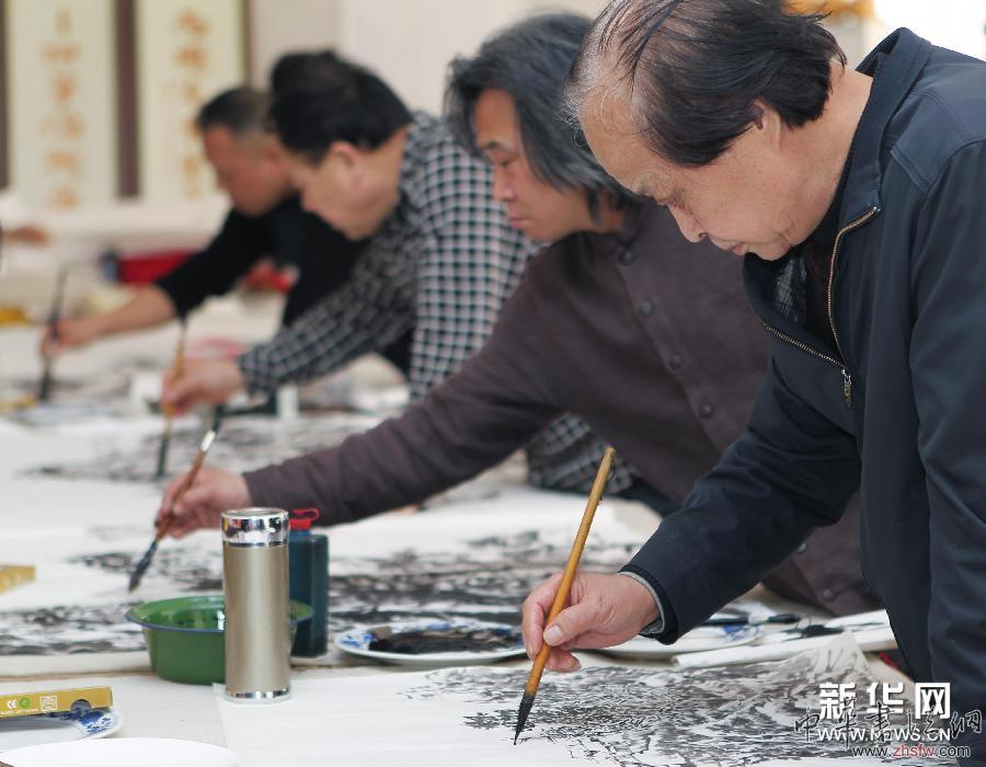 （新华网）（3）北京美术家送画下乡