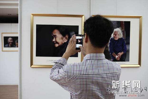 （文化）（1）百岁老人摄影展在京举行