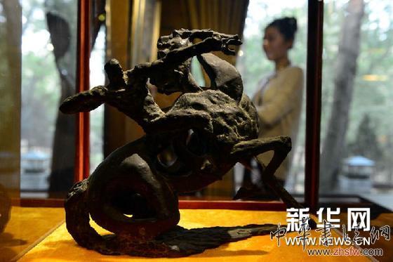 （新华网）（2）“对话与碰撞”油画雕塑艺术展在济南开展