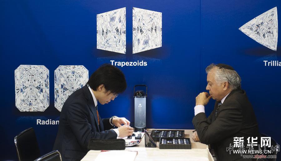 （经济）（2）香港国际钻石、宝石及珍珠展开幕