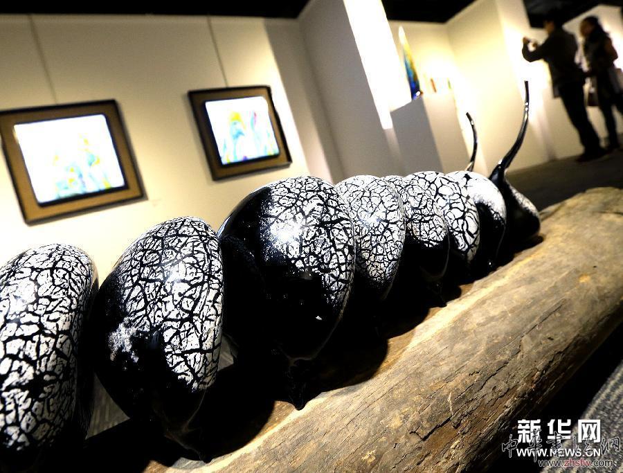（文化）（1）首届中国玻璃艺术双年展在上海揭幕 