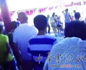 一段名为“实拍多名游客故宫群殴”的视频被网友传至网上