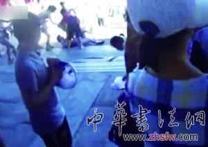 一段名为“实拍多名游客故宫群殴”的视频被网友传至网上