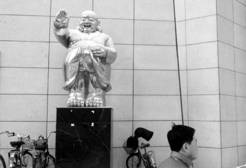 北行“穿风衣”的弥勒佛雕塑