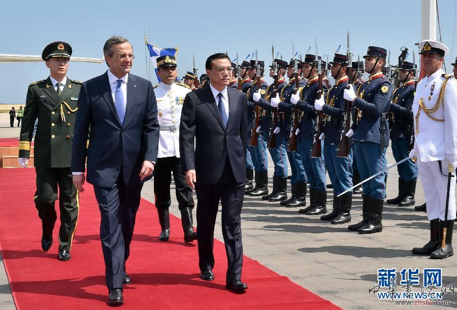 6月19日，国务院总理李克强乘专机抵达雅典国际机场，开始对希腊进行正式访问。希腊总理萨马拉斯在机场为李克强举行隆重的欢迎仪式。这是李克强在萨马拉斯的陪同下检阅仪仗队。新华社记者 李涛 摄
