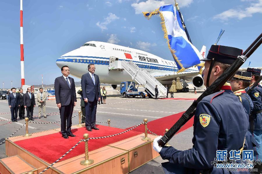 6月19日，国务院总理李克强乘专机抵达雅典国际机场，开始对希腊进行正式访问。希腊总理萨马拉斯在机场为李克强举行隆重的欢迎仪式。新华社记者 李涛 摄