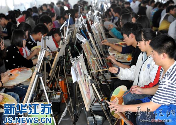 南京:近万名考生参加美术专业高考模拟考试