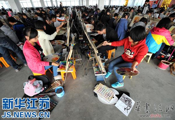 南京:近万名考生参加美术专业高考模拟考试