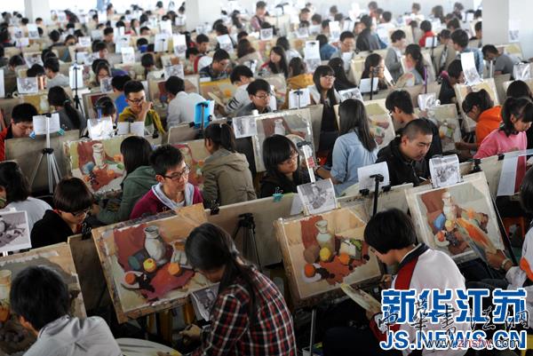 南京:近万名考生参加美术专业高考模拟考试