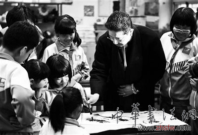 齐派传人教小学生画白石虾