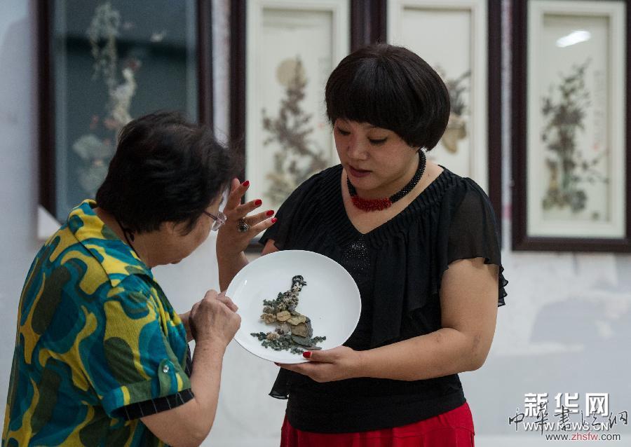 （晚报）（1）戈壁陋石变美画