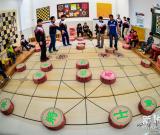 天津小学校园大型棋盘上演“两军对垒” 组图