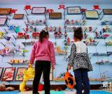 幼儿园老师变费为宝制作玩教具 组图