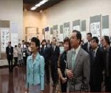 王毅大使与高圆宫妃参观首届《中国现代20人书法展》