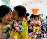 迎母亲节儿童自制“鲜花”送妈妈