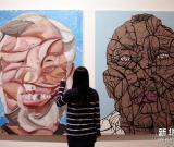 中国当代画家岳敏君“大脸画”亮相南京 图