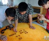 小核雕展现大世界 组图