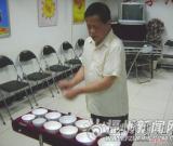 盲伯用瓷碗奏乐曲 到处淘碗制“碗琴” 图