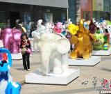 沈阳街头现多彩“大象阵” 图